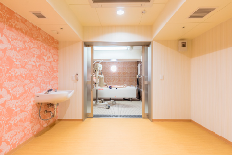 静岡県の老人ホーム「富士山するがテラス」の介助浴室