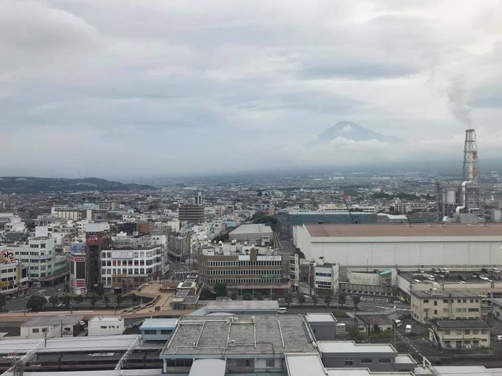曇りの日に窓から見える富士山