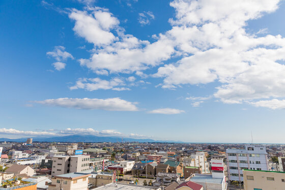 駿河湾がかすかに見えている