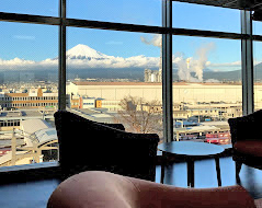 老人ホームの共有スペースから見える富士山